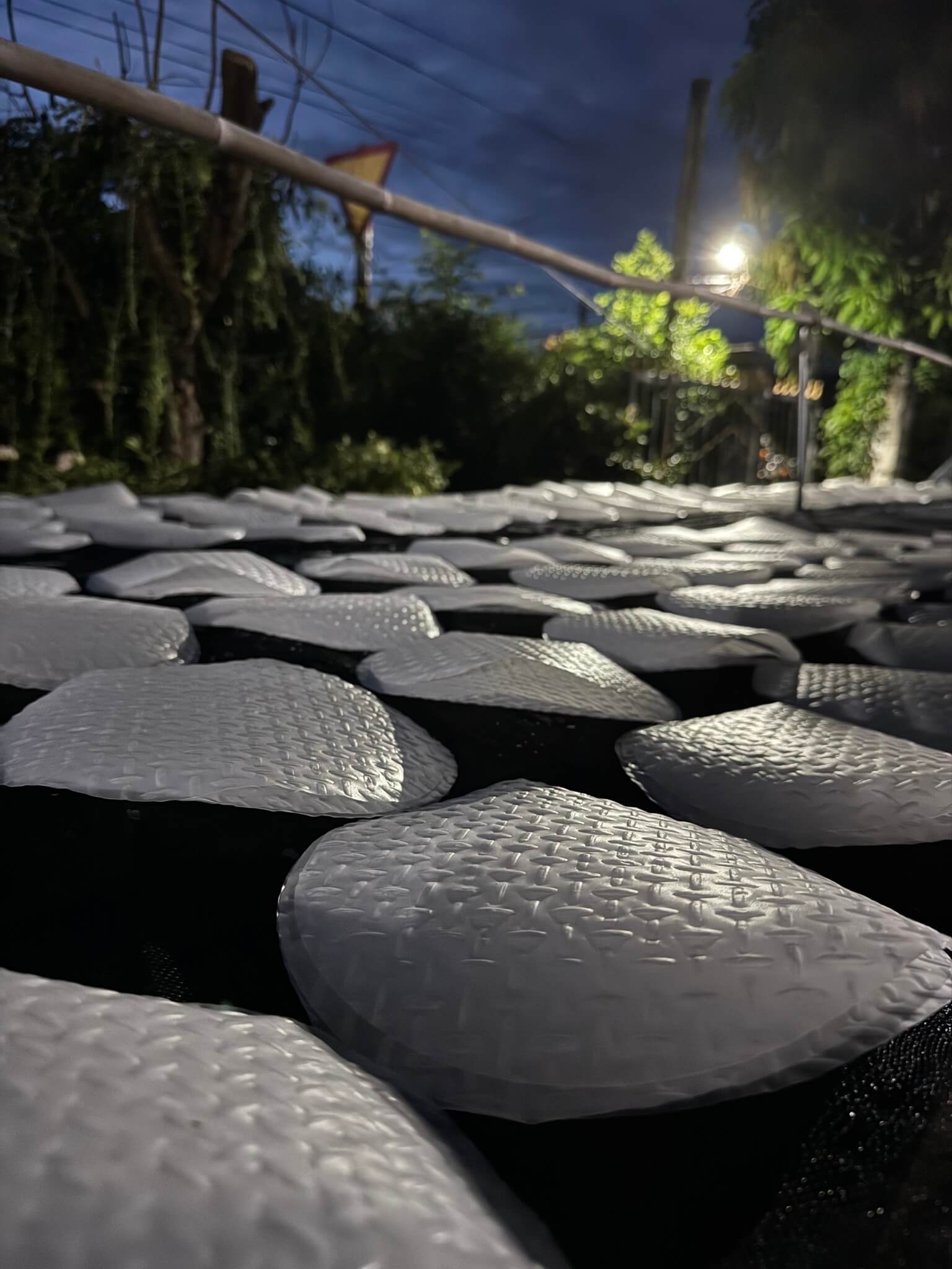 Phơi bánh tráng dưới sương đêm Tây Ninh