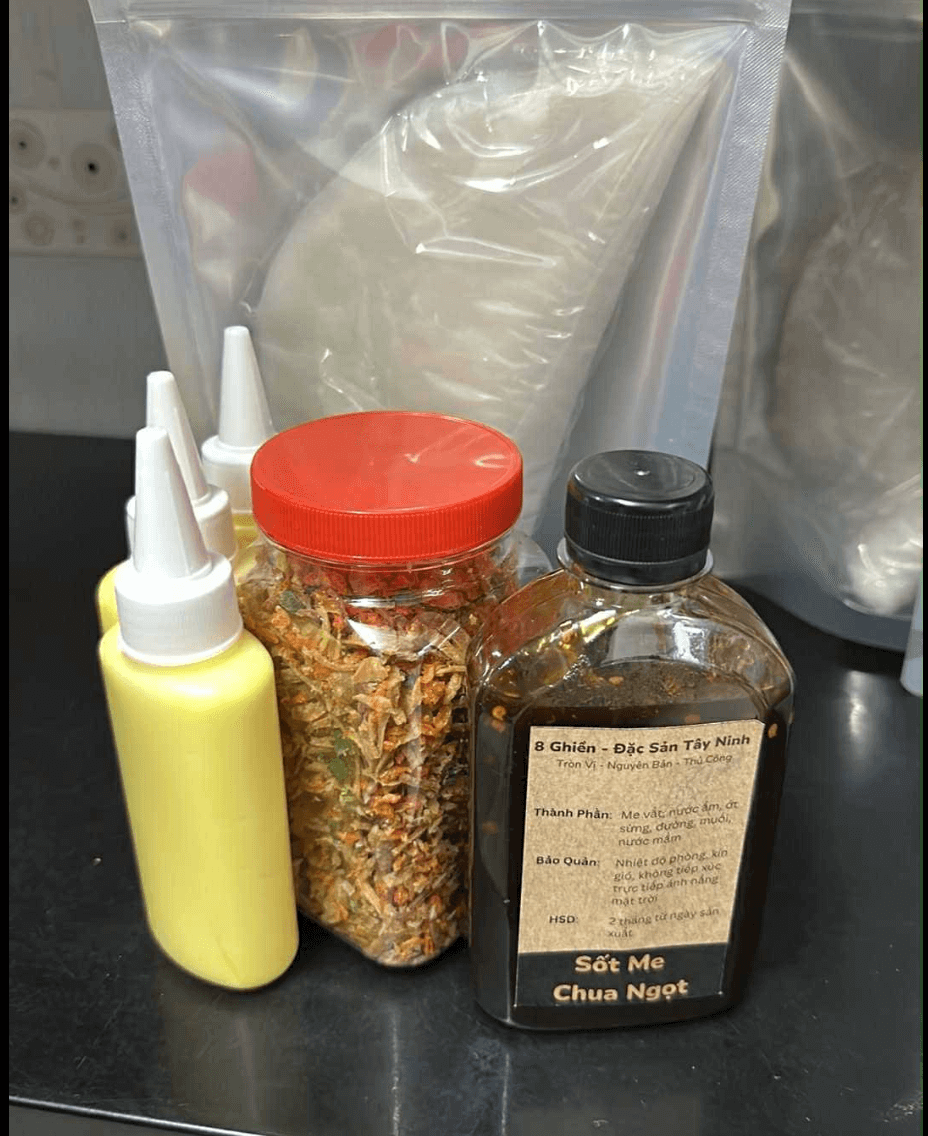 Chị chủ quán tư vấn nhiệt tình, được tặng thêm 1 hũ hành phi tép. Đóng bọc cẩn thận để cầm ra sân bay.